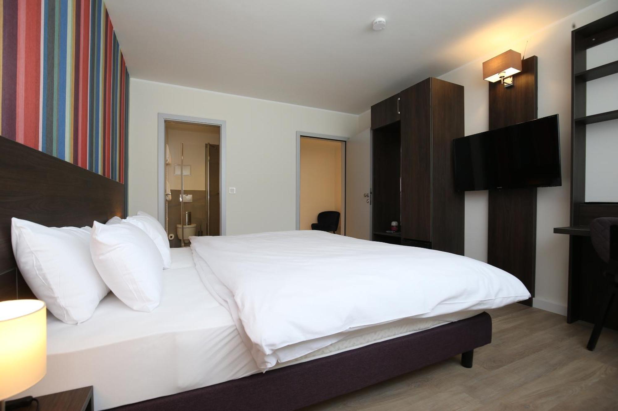 Hotel Faehrhaus Km734 Düsseldorf Quarto foto