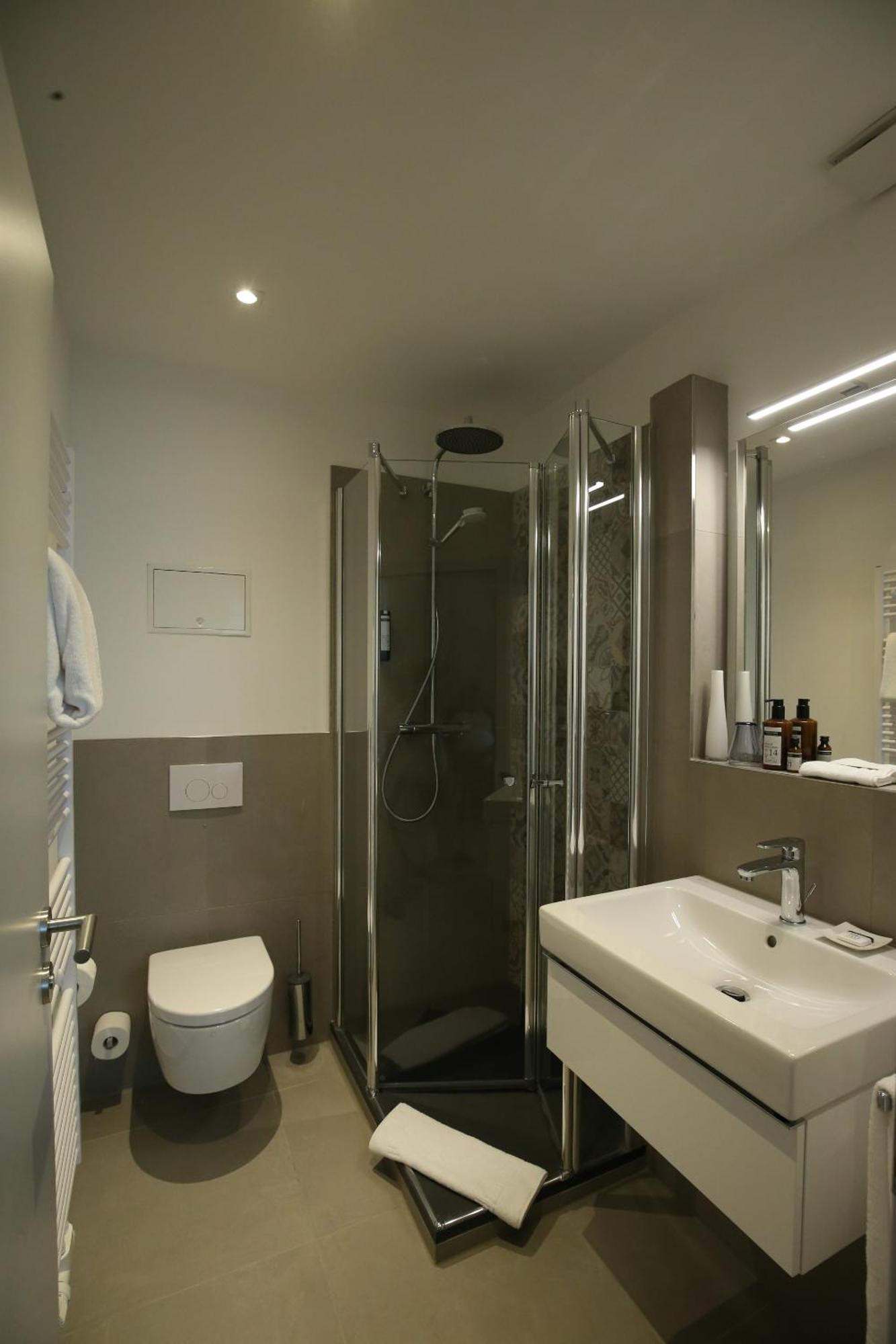 Hotel Faehrhaus Km734 Düsseldorf Quarto foto