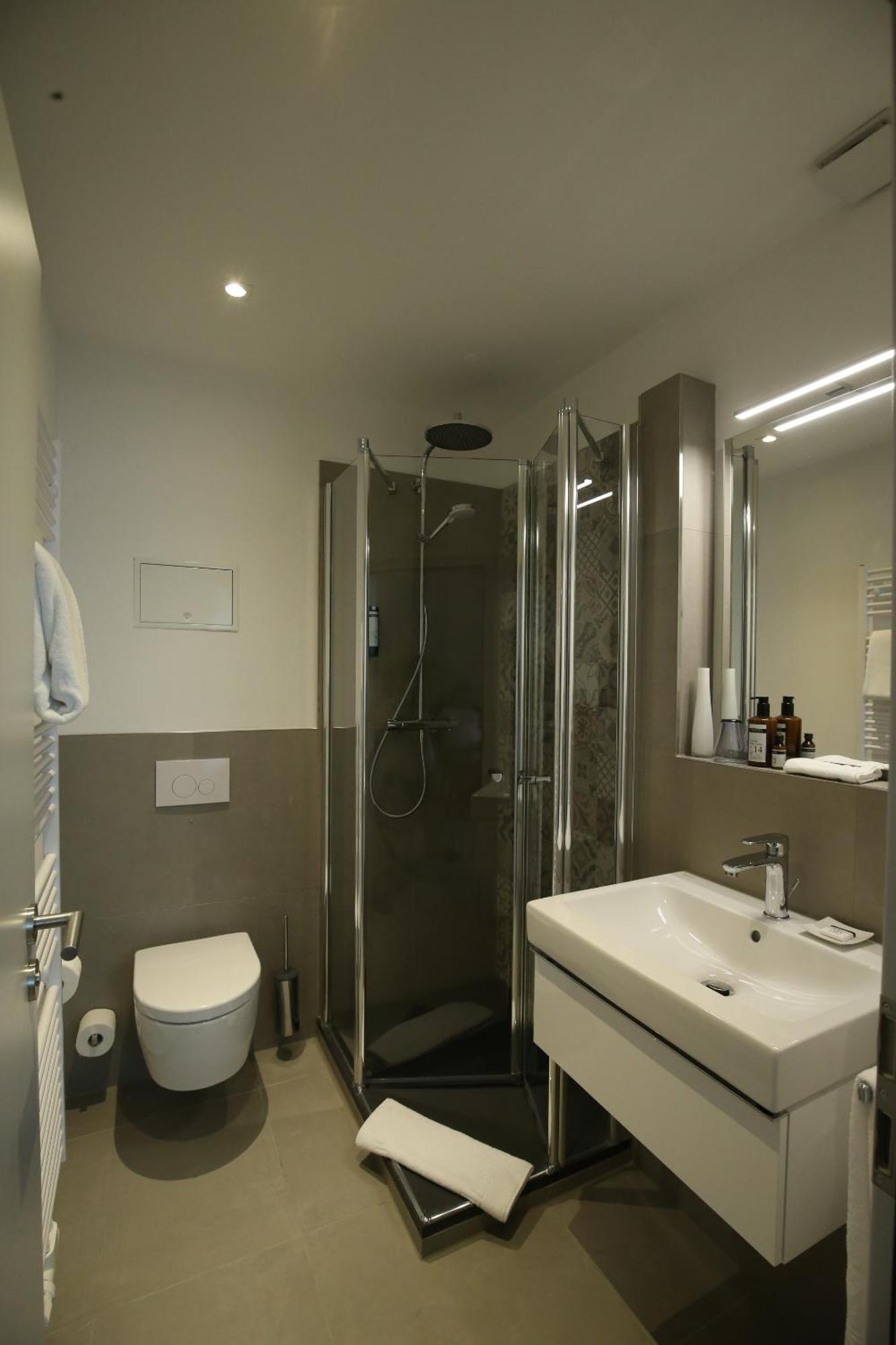 Hotel Faehrhaus Km734 Düsseldorf Quarto foto